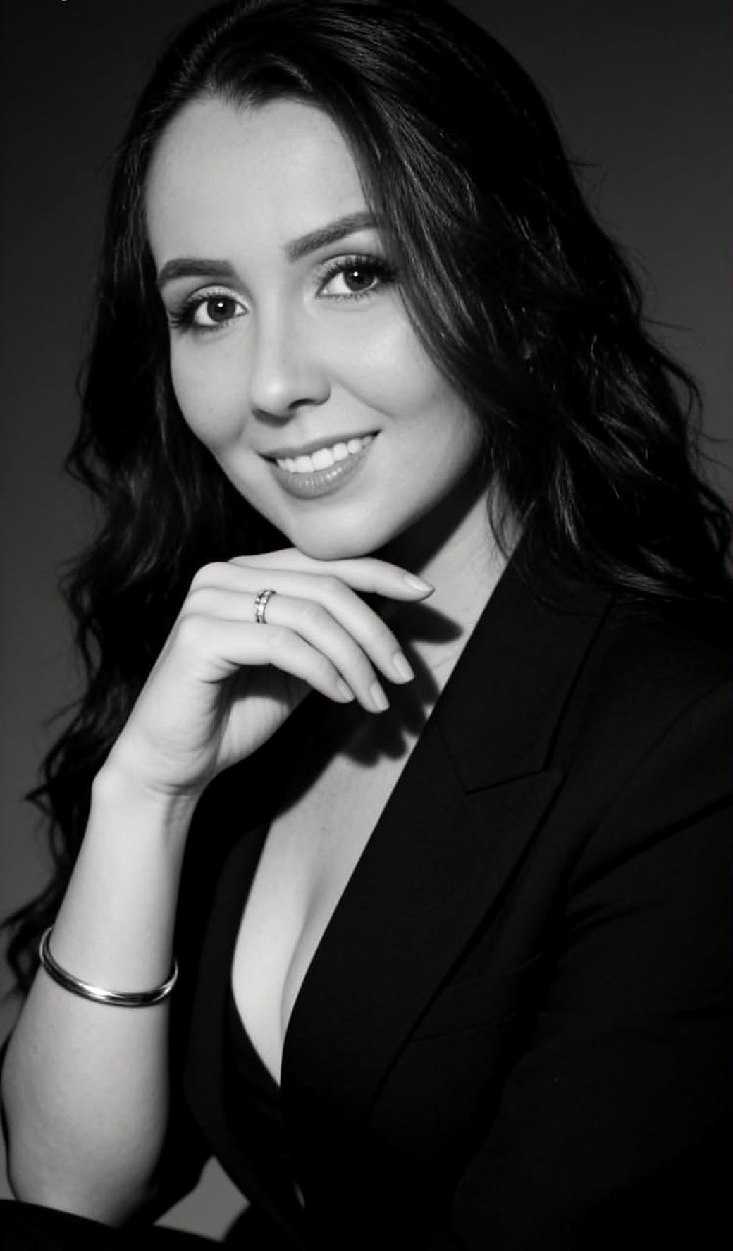 Retrato profissional da advogada previdenciária Amanda Cardoso